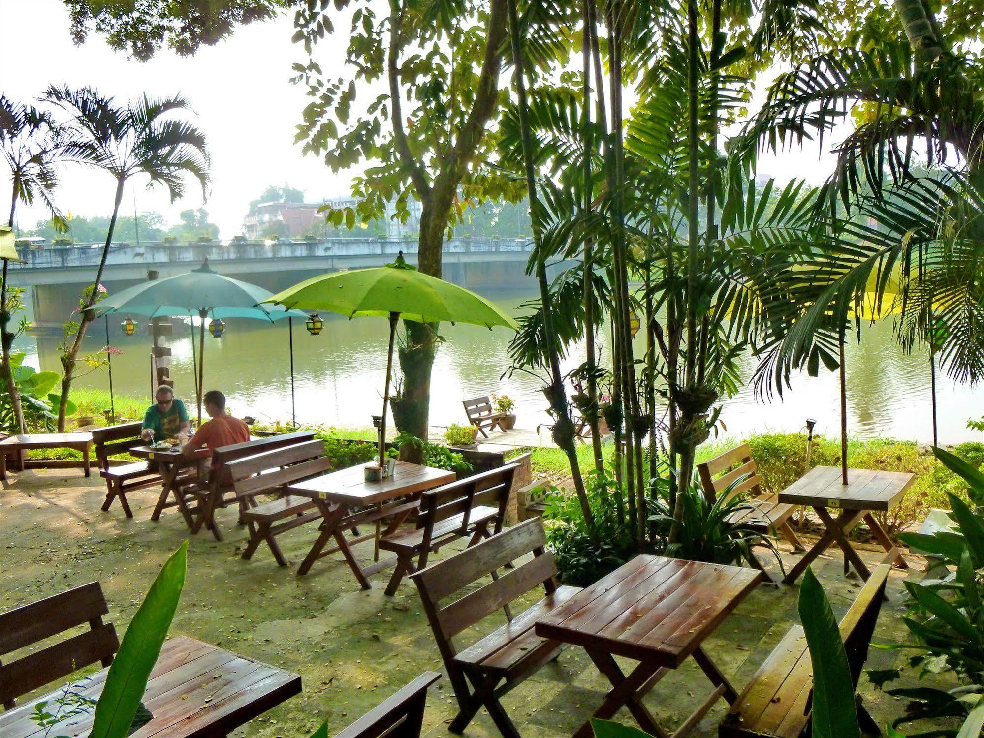 Hollanda Montri Guesthouse Chiang Mai Exteriör bild