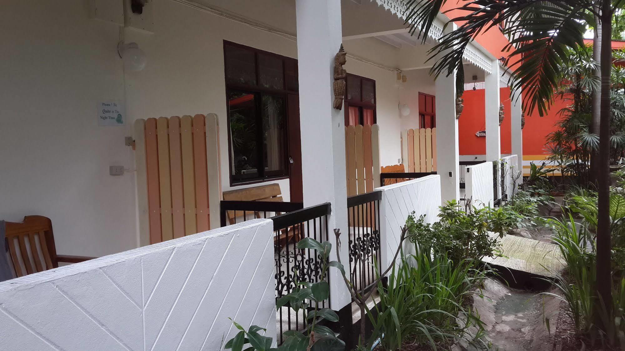 Hollanda Montri Guesthouse Chiang Mai Exteriör bild